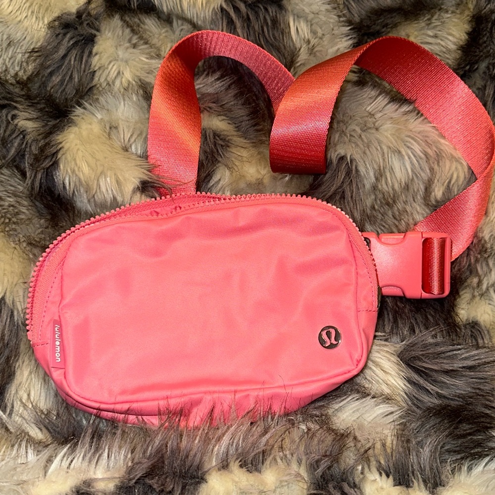Lululemon everywhere belt bag Sakura Pink